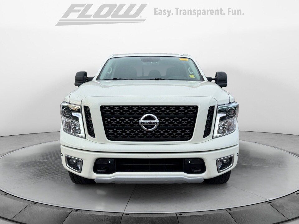 2019 Nissan Titan PRO-4X photo 2