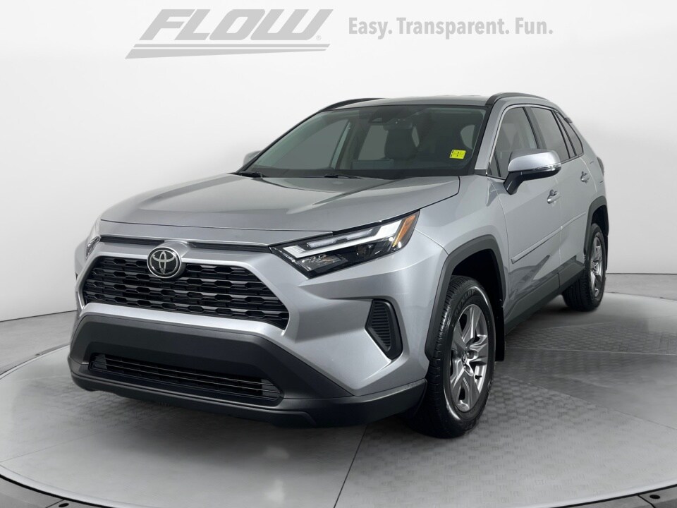 2024 Toyota RAV4 XLE photo 3