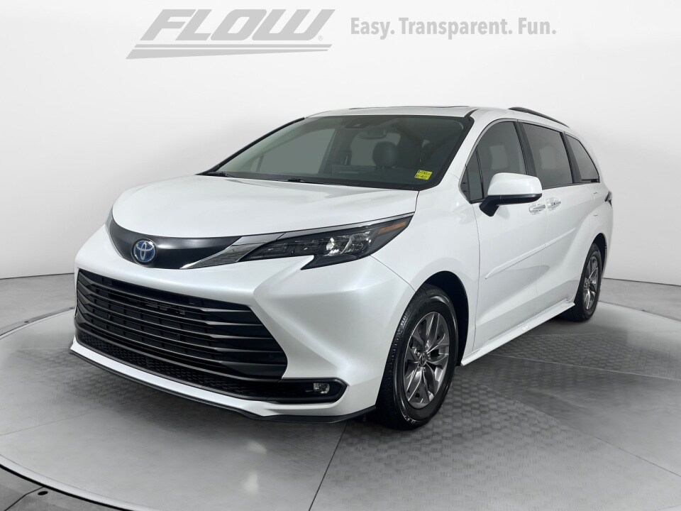 2025 Toyota Sienna XLE photo 3