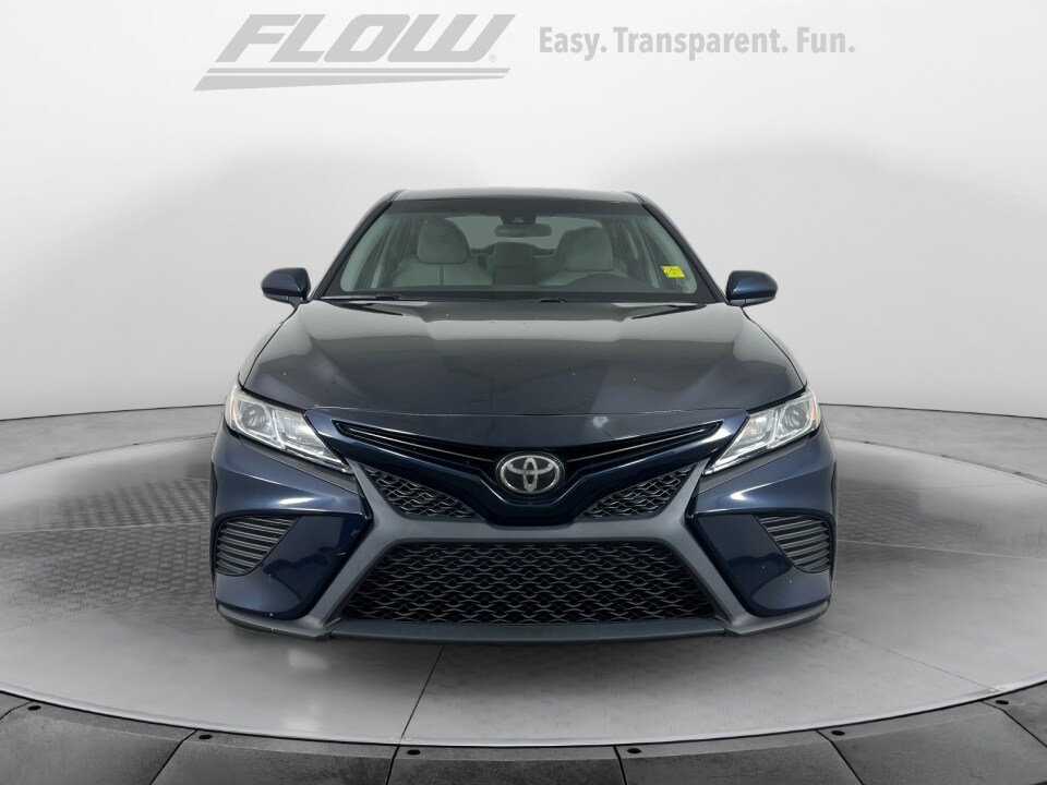 2018 Toyota Camry SE photo 2