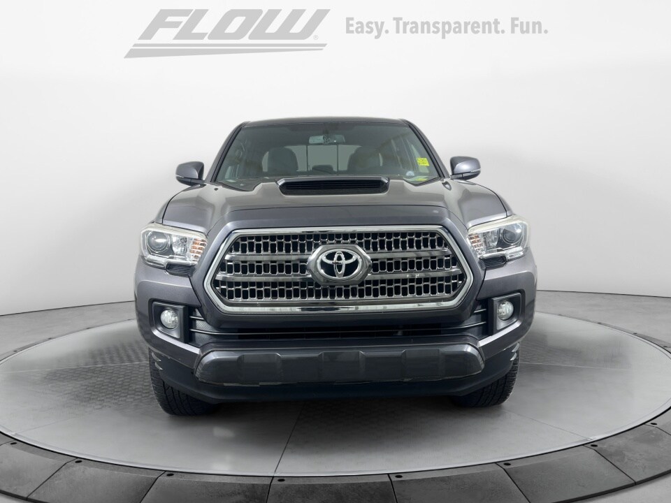 2017 Toyota Tacoma TRD Sport photo 2