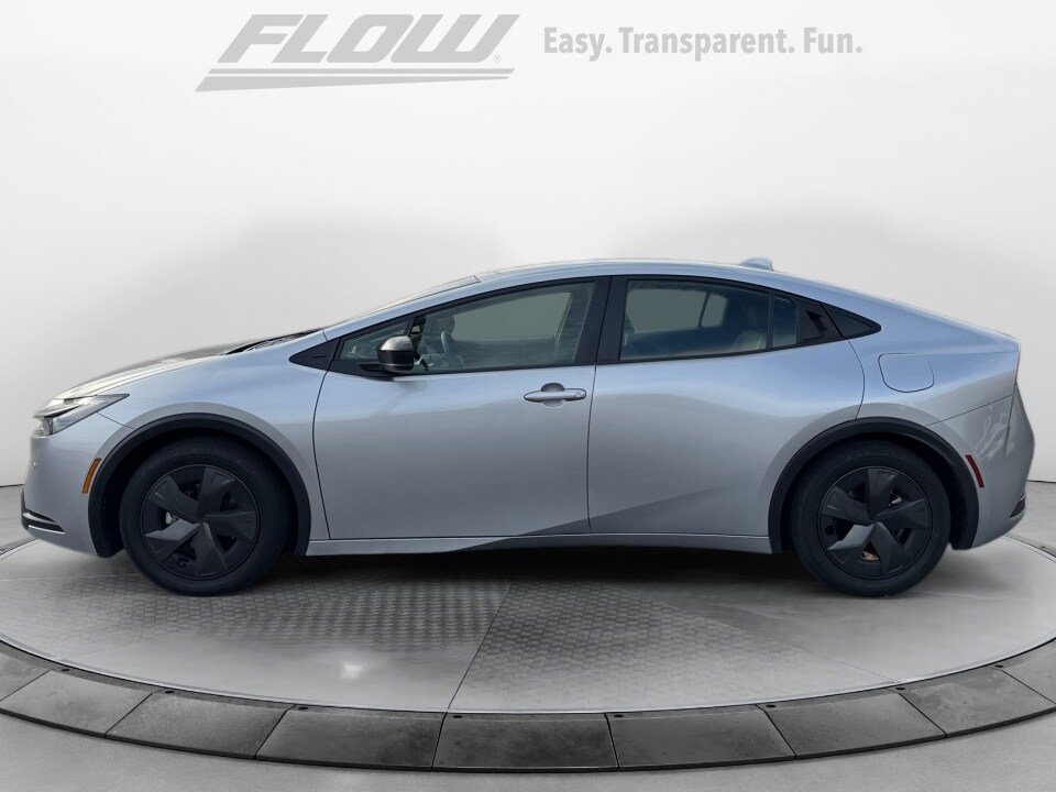 2025 Toyota Prius LE photo 4