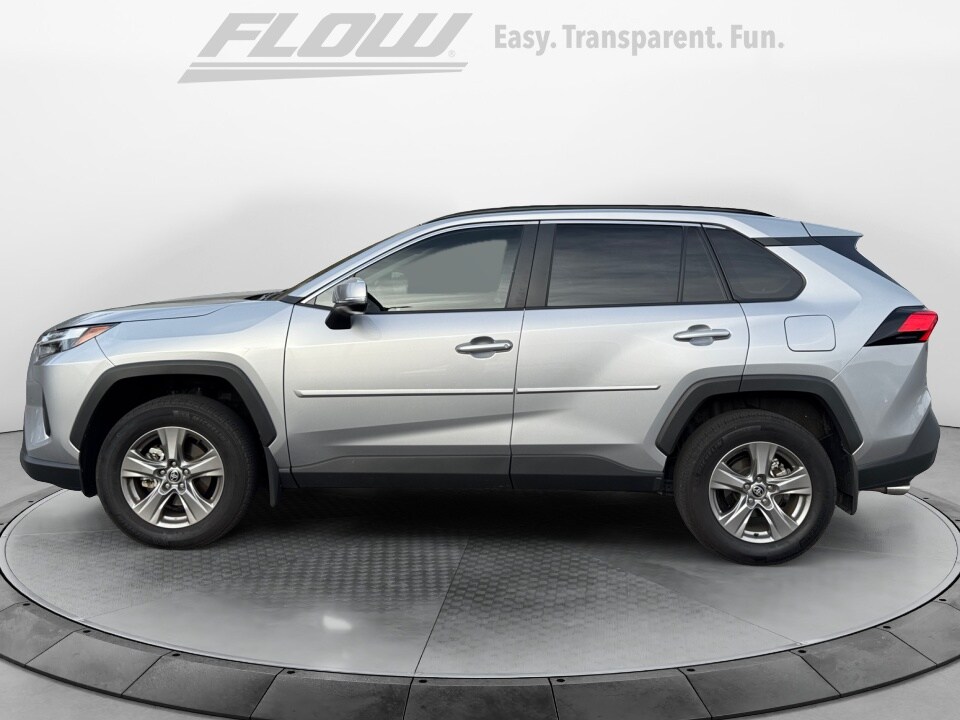 2025 Toyota RAV4 XLE photo 4