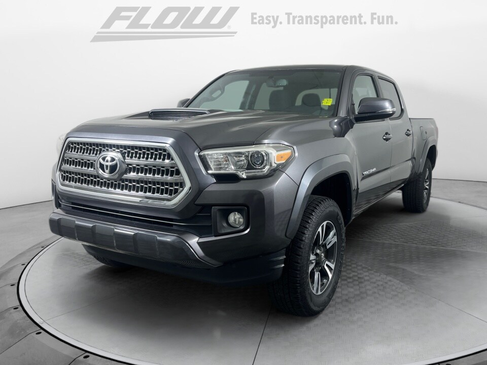 2017 Toyota Tacoma TRD Sport photo 3