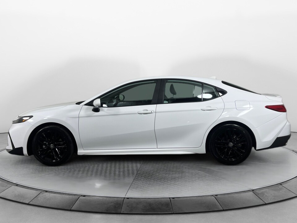 2025 Toyota Camry SE photo 4