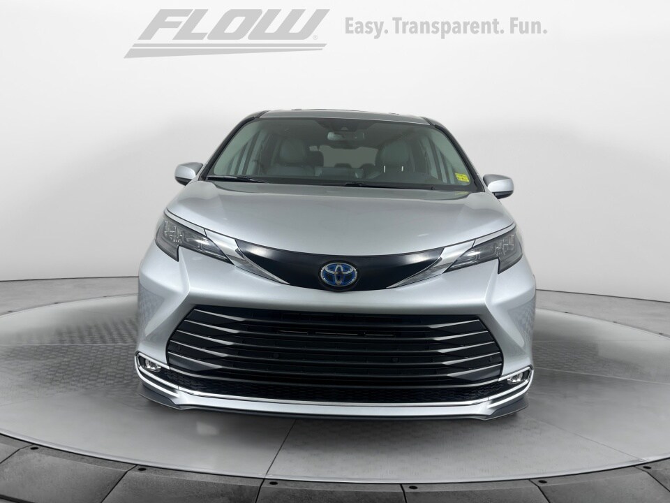 2024 Toyota Sienna XLE photo 2