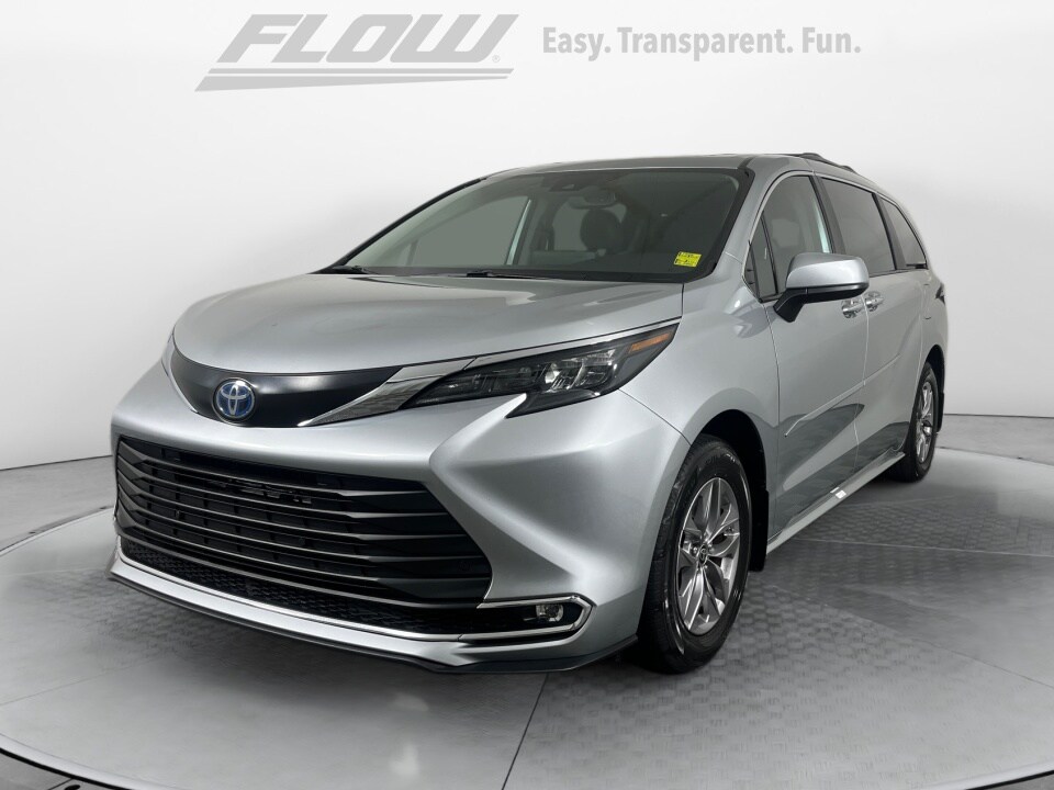 2024 Toyota Sienna XLE photo 3