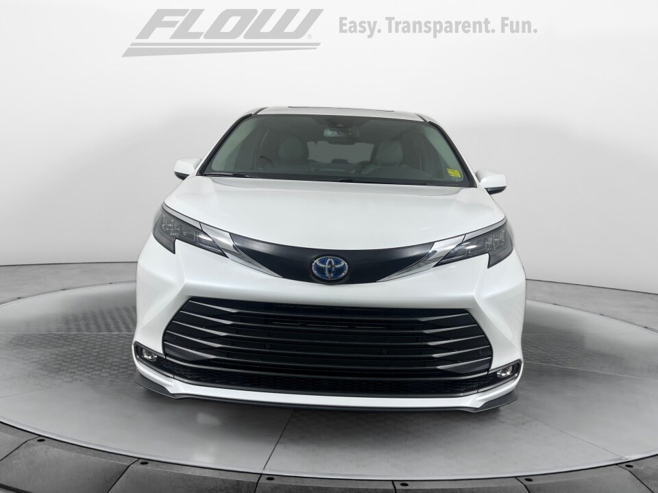 2025 Toyota Sienna XLE photo 2