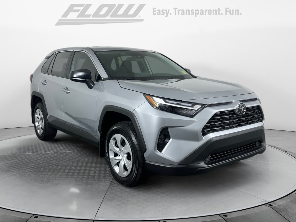 2025 Toyota RAV4 LE's photo