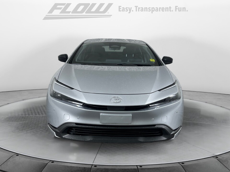 2025 Toyota Prius LE photo 2