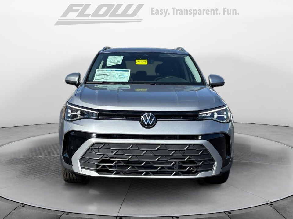 2025 Volkswagen Taos SE photo 2