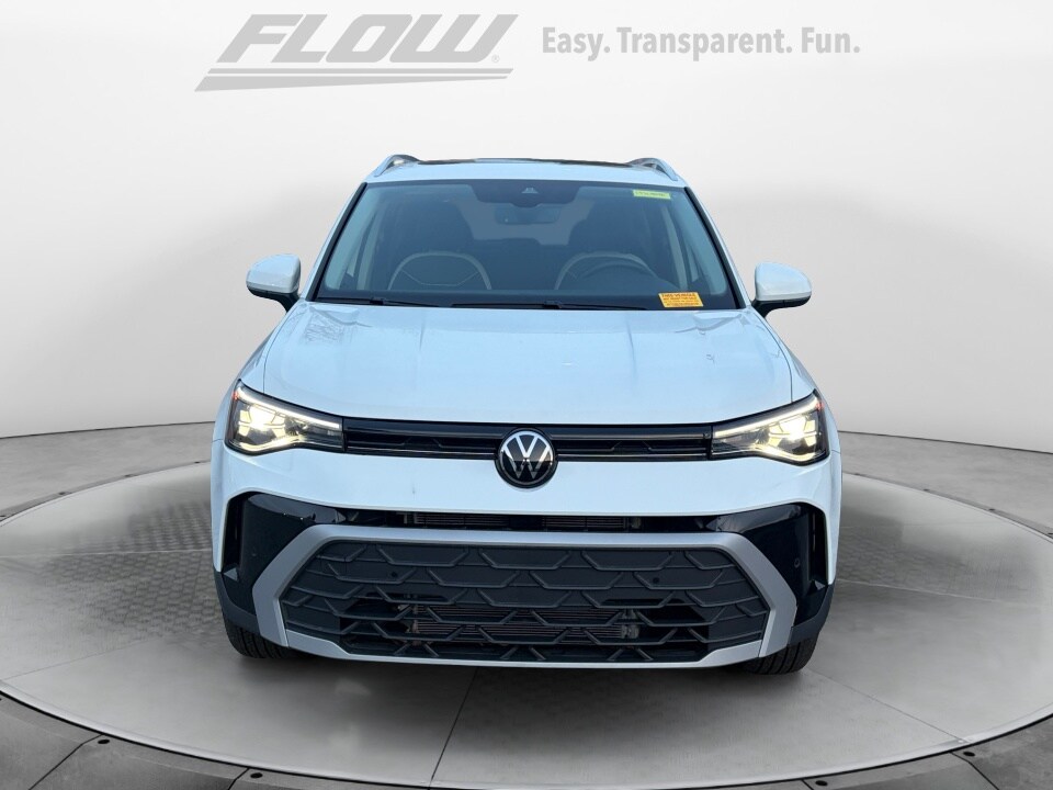 2025 Volkswagen Taos SE photo 2