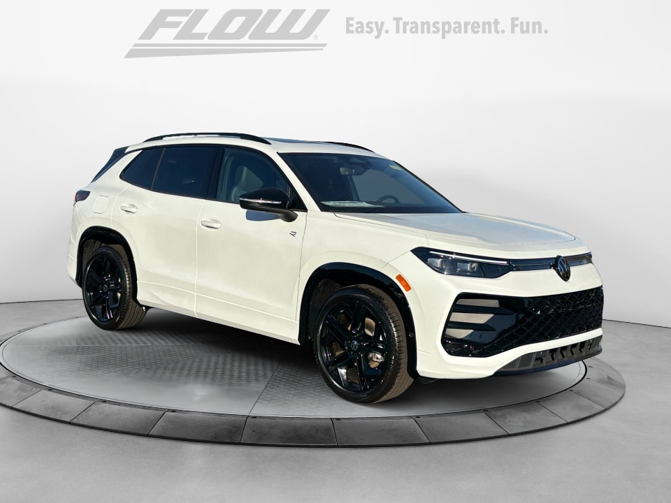 2025 Volkswagen Tiguan SE R-LINE BLACK's photo