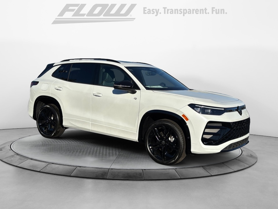 2025 Volkswagen Tiguan SE R-LINE BLACK's photo