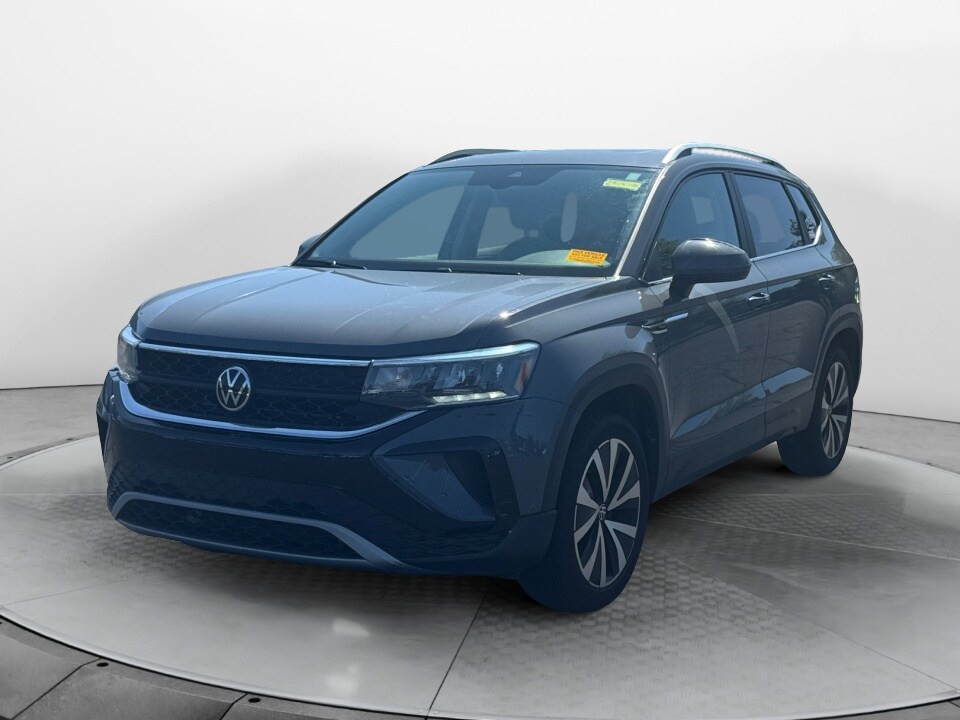 2022 Volkswagen Taos SE photo 2