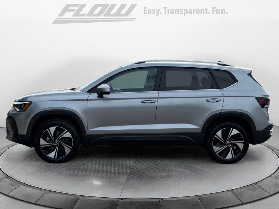2025 Volkswagen Taos SE photo 2