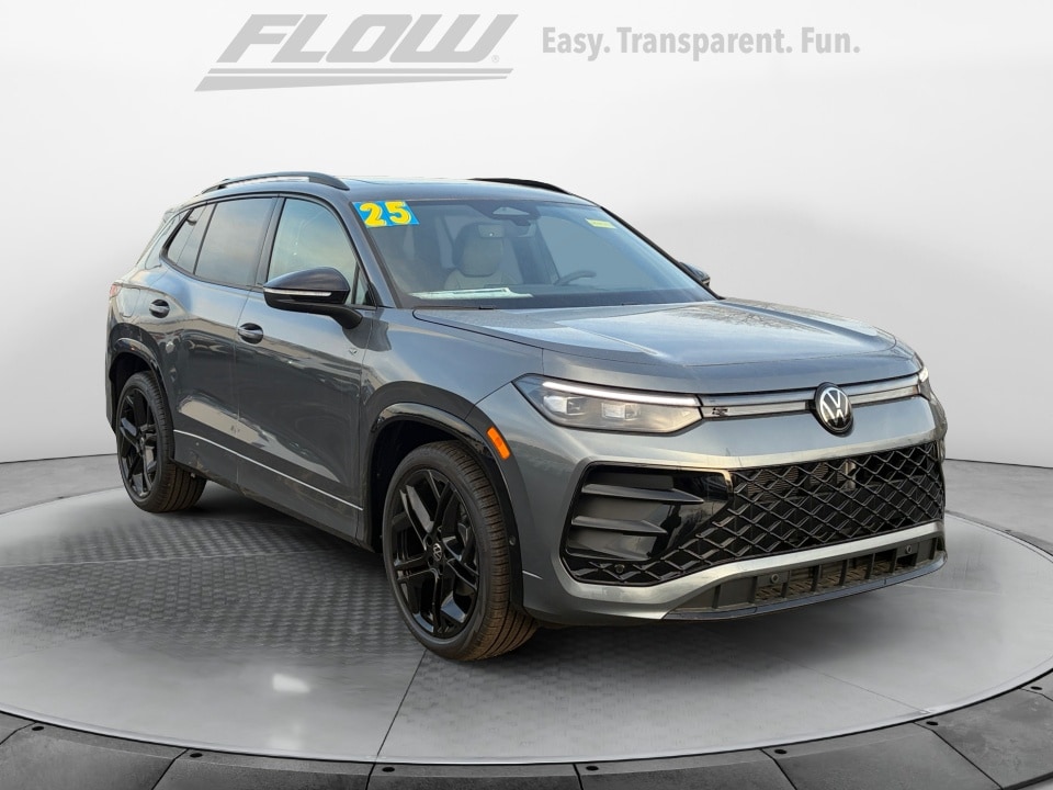 2025 Volkswagen Tiguan SE R-LINE BLACK's photo