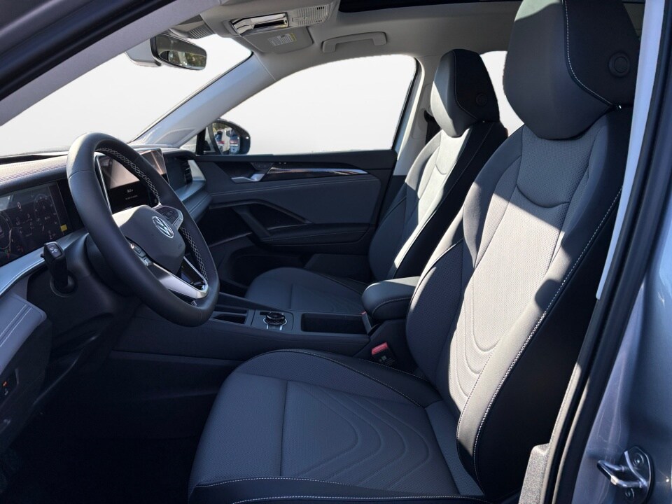 2026 Volkswagen Tiguan SE - Photo 9