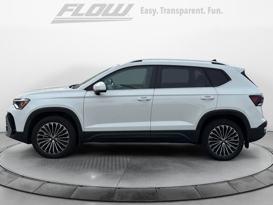 2025 Volkswagen Taos SE photo 4