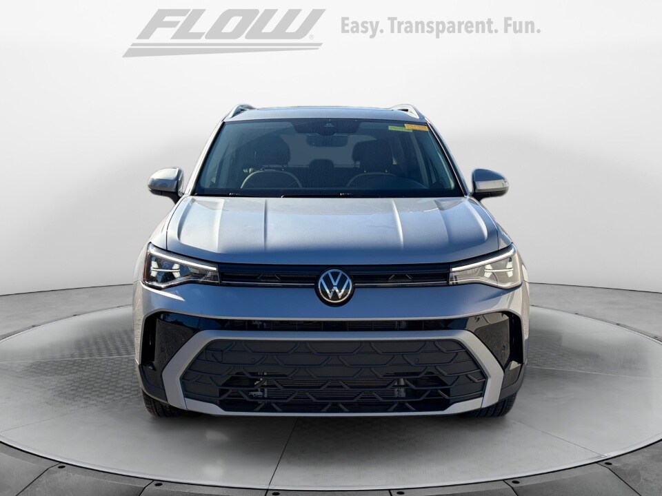 2025 Volkswagen Taos SE photo 2