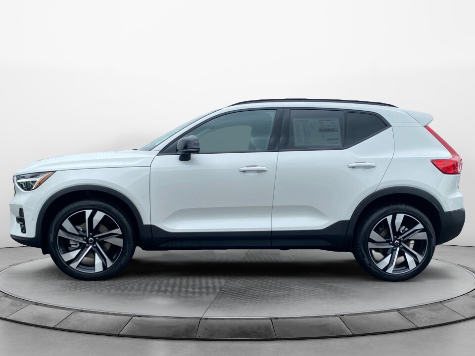 2026 Volvo XC40 photo 4