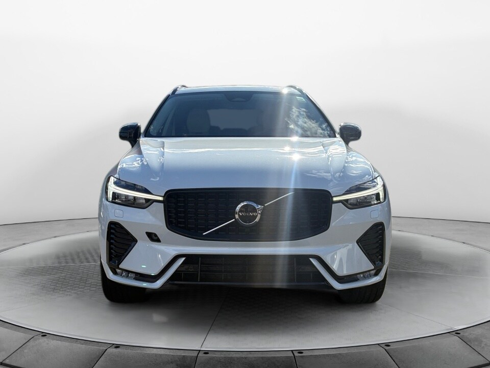 2024 Volvo XC60 B5 Plus photo 2
