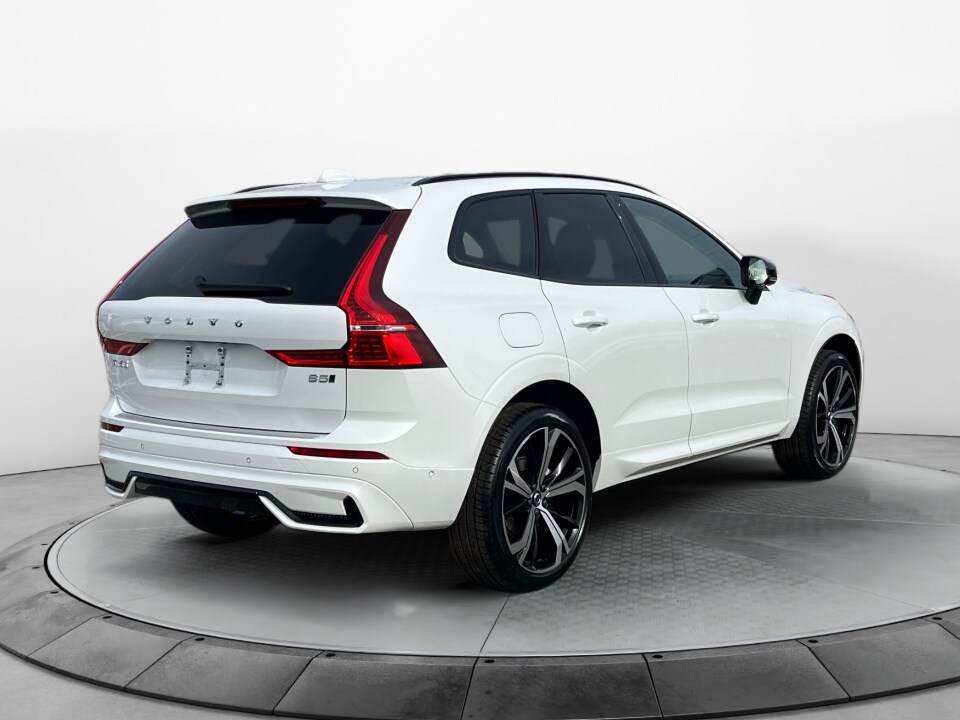 2025 Volvo XC60 B5 photo 4