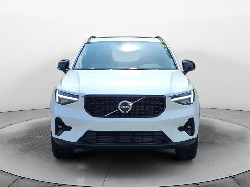 2025 Volvo XC40 Plus photo 2