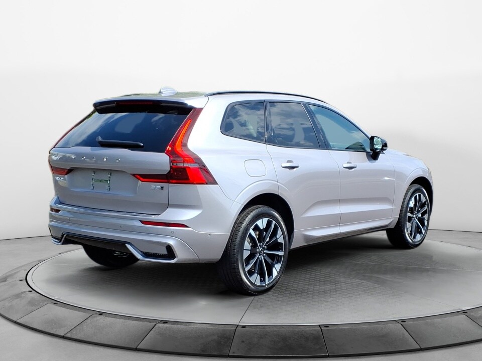 2026 Volvo XC60 B5 Plus photo 4