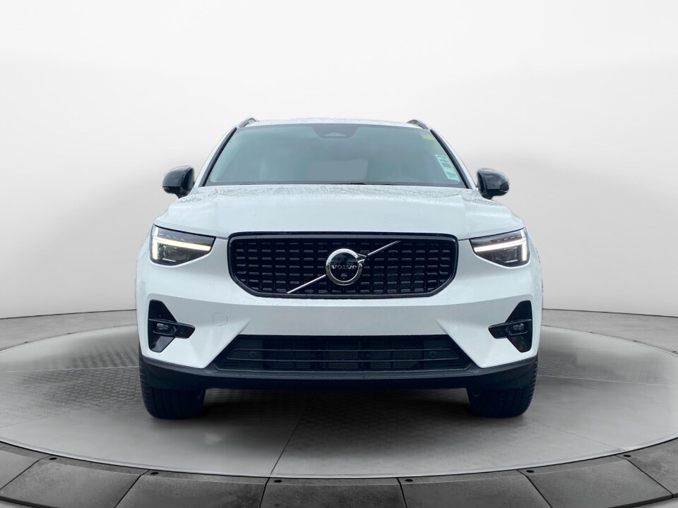 2026 Volvo XC40 photo 2