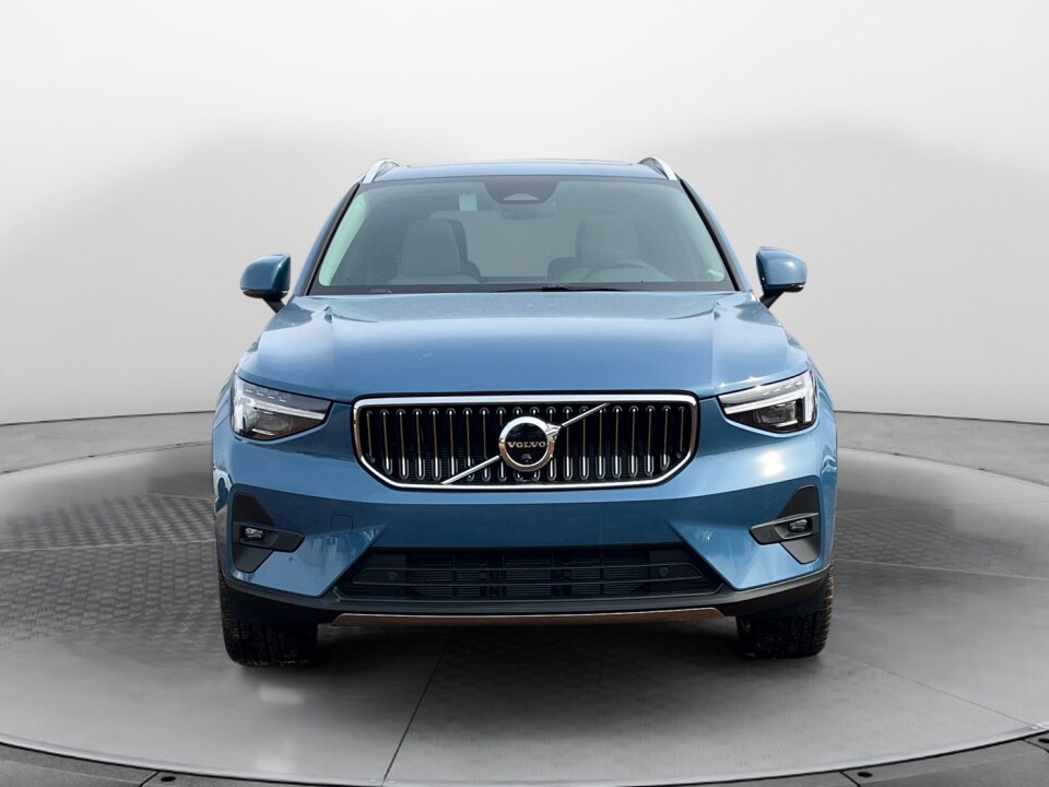 2025 Volvo XC40 photo 2