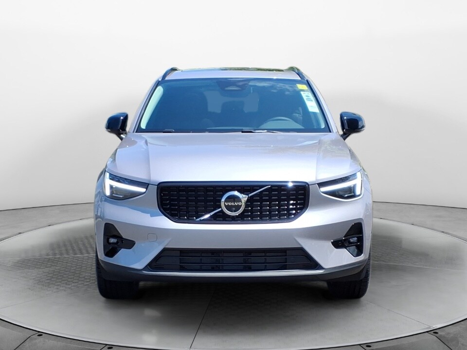 2026 Volvo XC40 Plus photo 2
