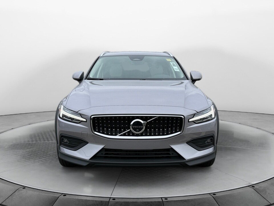 2026 Volvo V60 Cross Country Plus - Photo 2