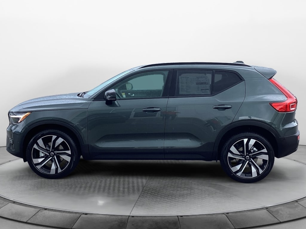 New 2026 Volvo XC40 B5 Plus SUV