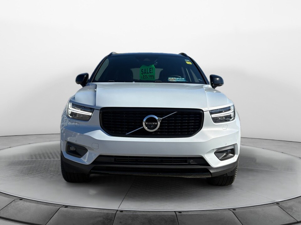 2022 Volvo XC40 T5 R-Design photo 2