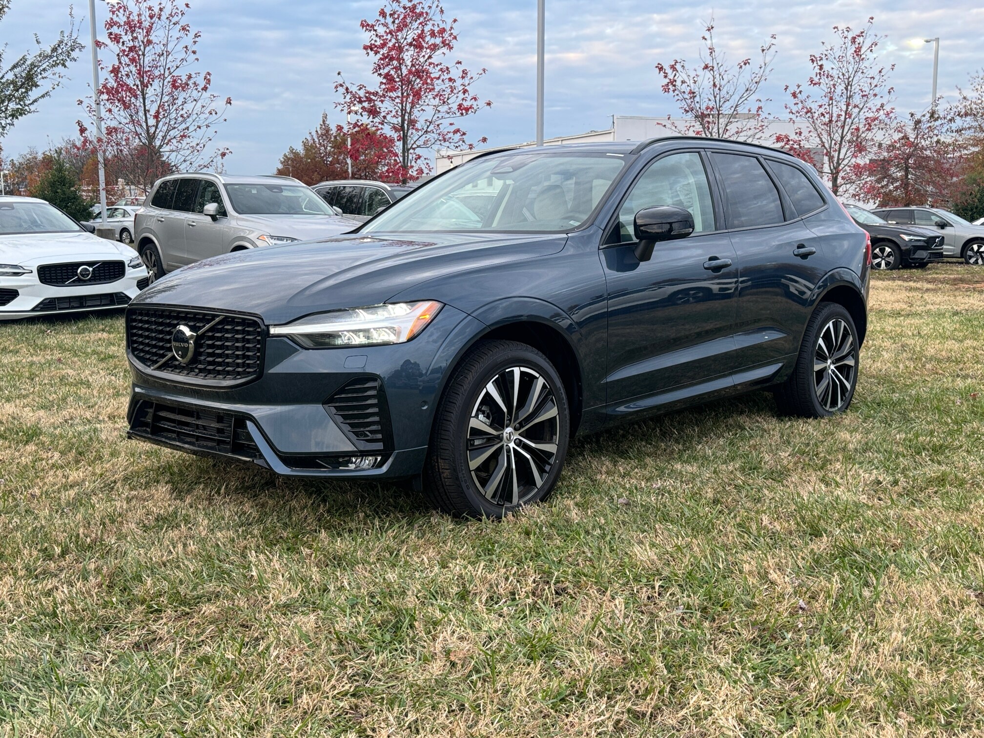 2025 Volvo XC60 B5 Plus photo 3