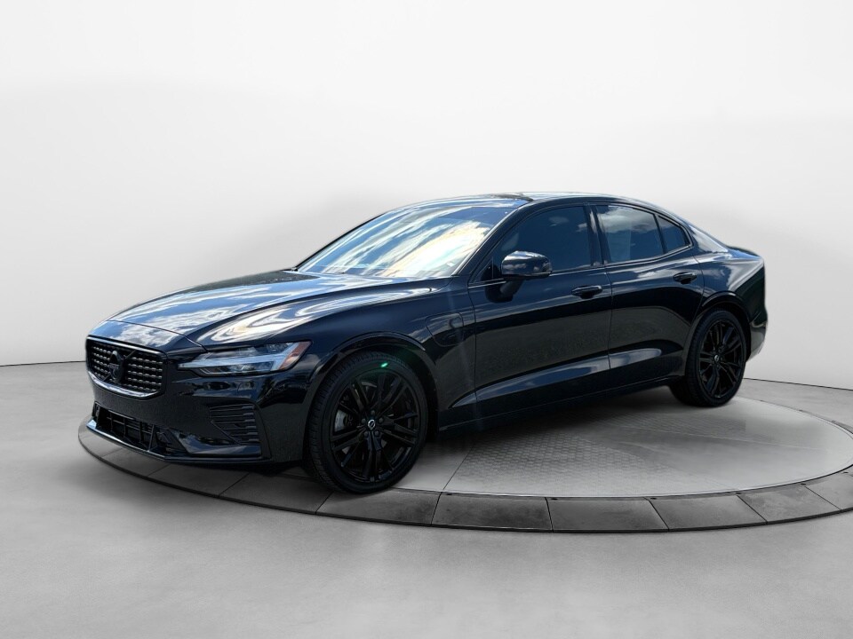2022 Volvo S60 Recharge T8 Black Edition R-Design photo 3