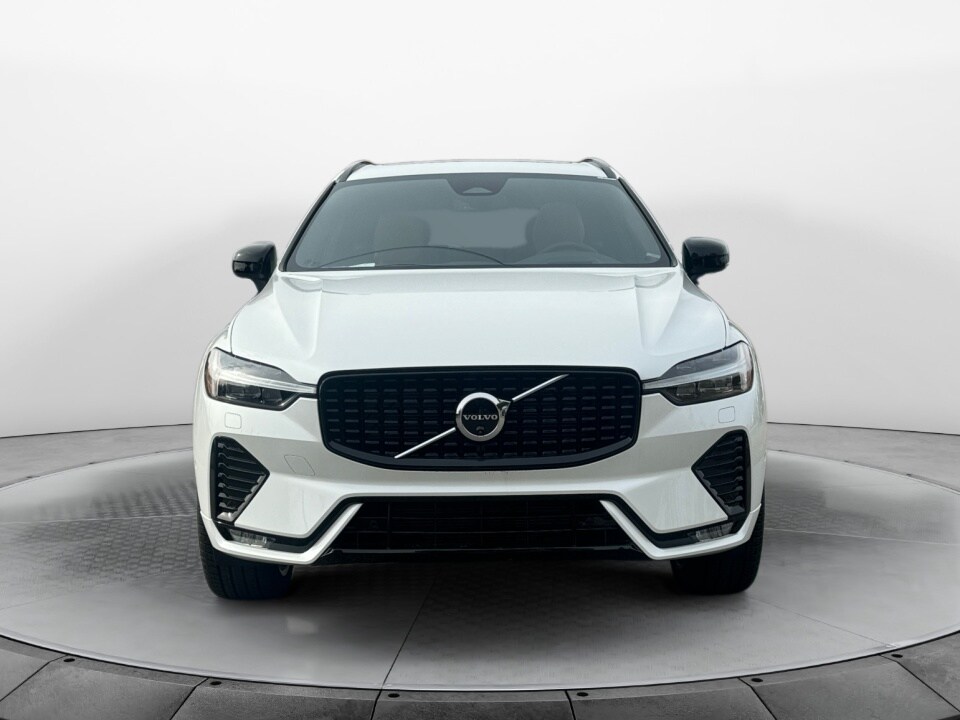 2025 Volvo XC60 B5 photo 2