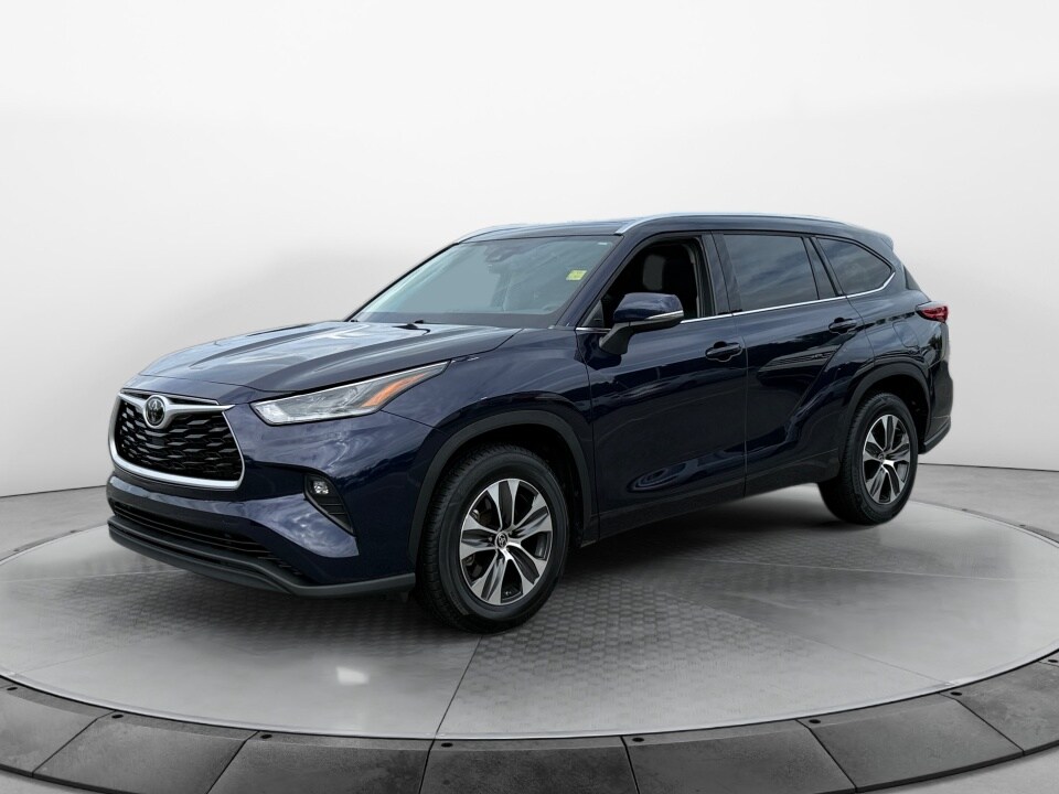 2021 Toyota Highlander XLE photo 3