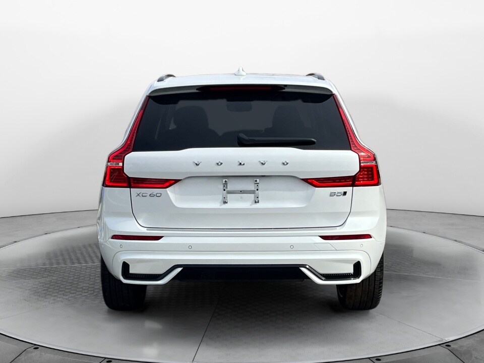 2025 Volvo XC60 B5 photo 3