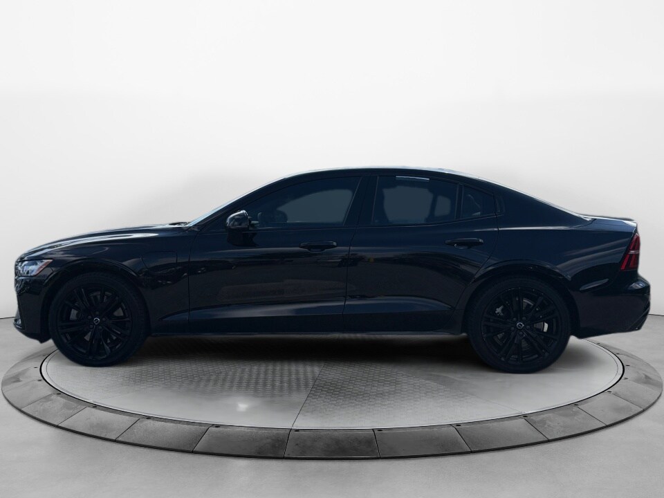 2022 Volvo S60 Recharge T8 Black Edition R-Design photo 4