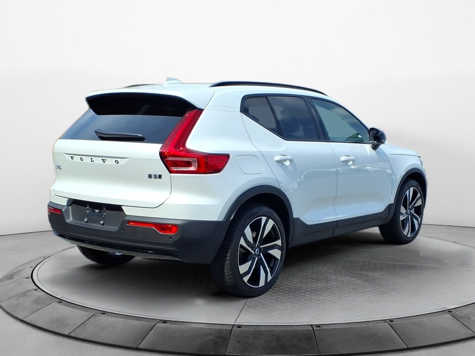 2025 Volvo XC40 Plus photo 4
