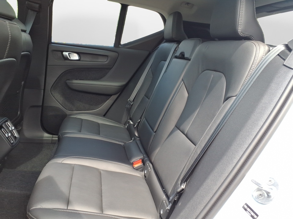2026 Volvo XC40 Plus - Photo 8