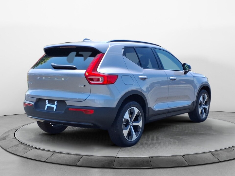 2026 Volvo XC40 Plus photo 4