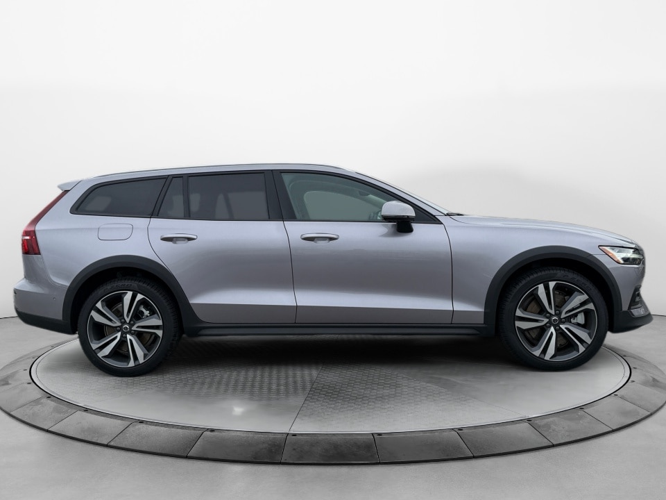 2026 Volvo V60 Cross Country Plus - Photo 5