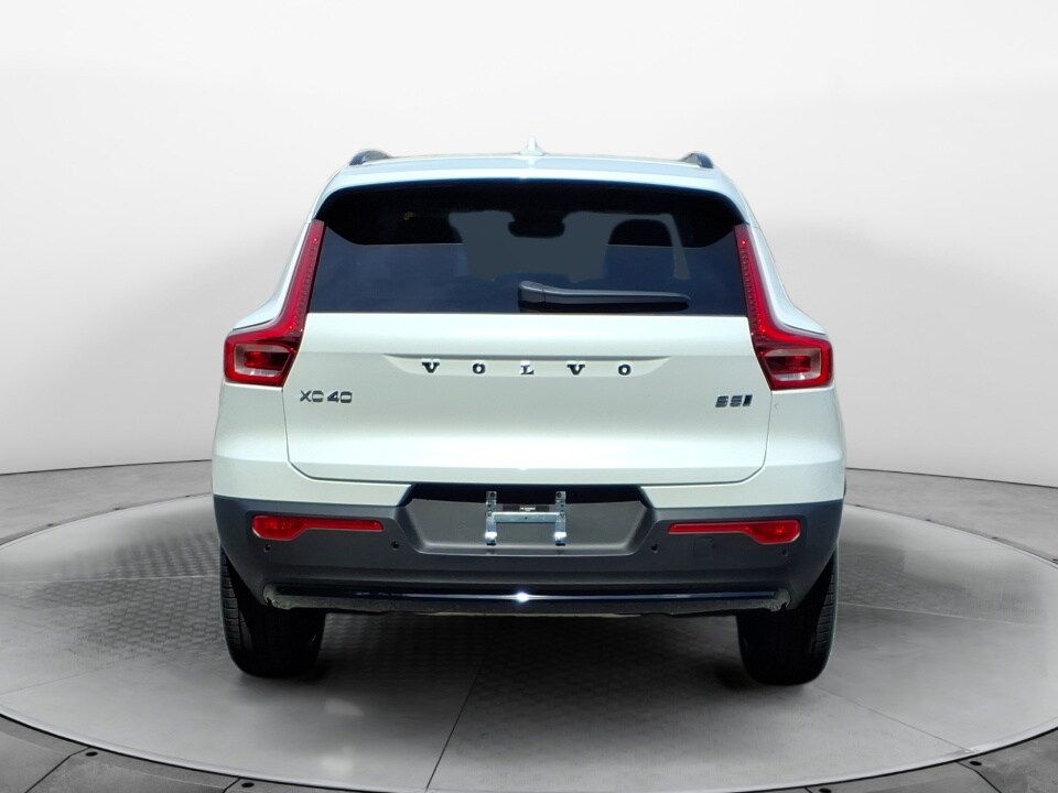 2025 Volvo XC40 Plus photo 3