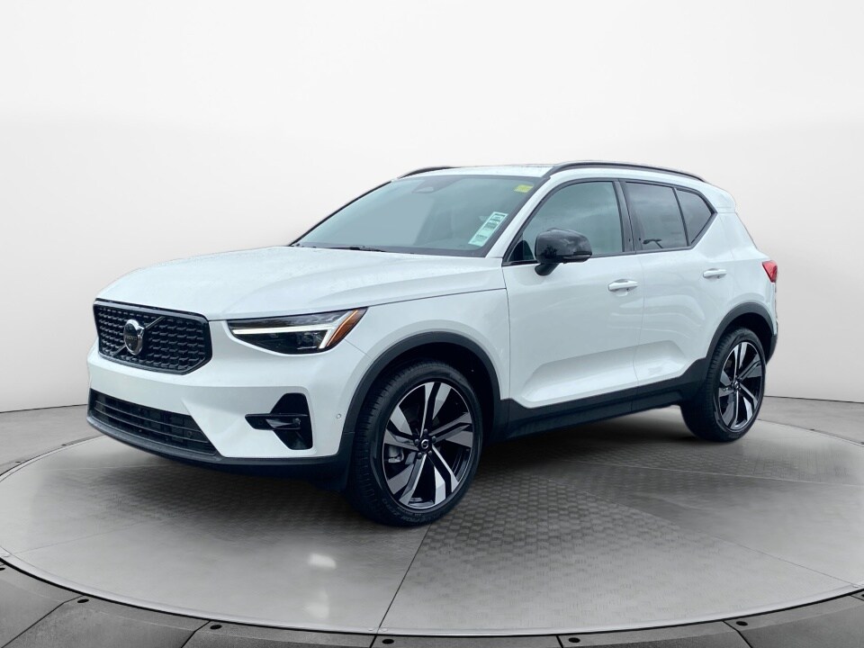 2026 Volvo XC40 photo 3