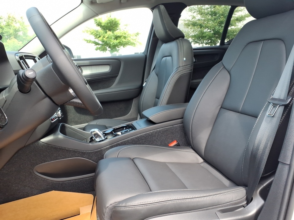 2026 Volvo XC40 Plus - Photo 11