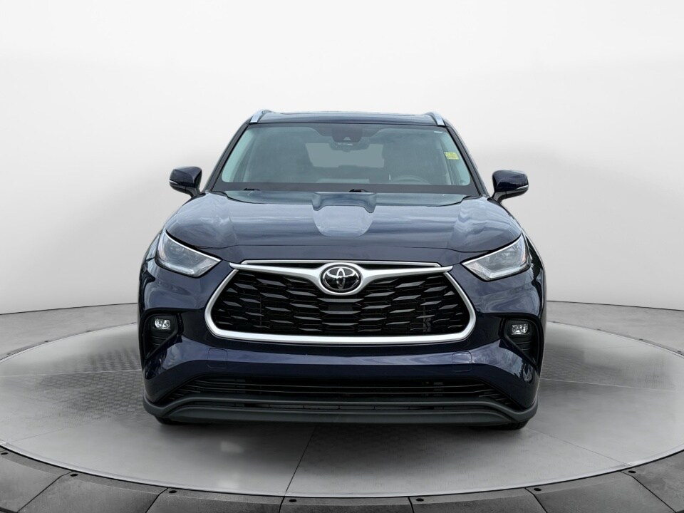 2021 Toyota Highlander XLE photo 2