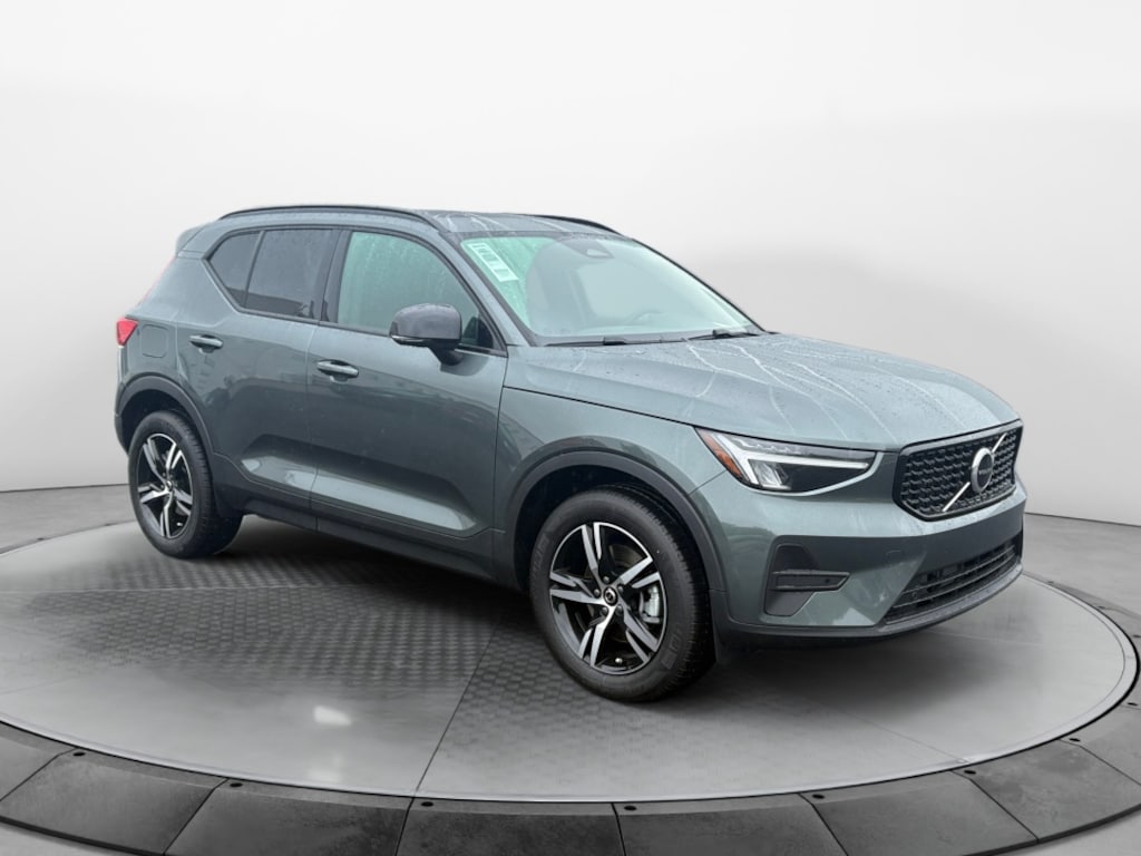New 2026 Volvo XC40 B5 Core SUV
